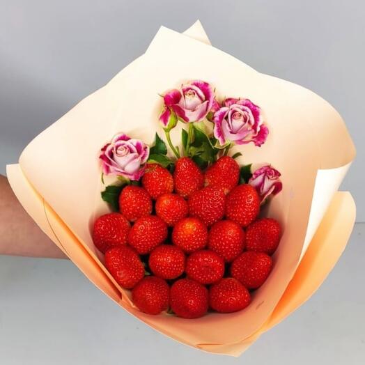 Букет из клубники с кустовой розой