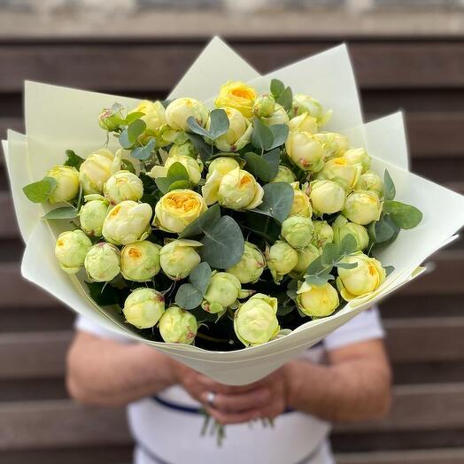 21 кустовая роза с эвкалиптом