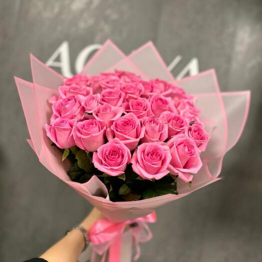 Bouquet of 25 pink roses in a package