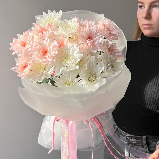 Нежные розовые и белые хризантемы в букете