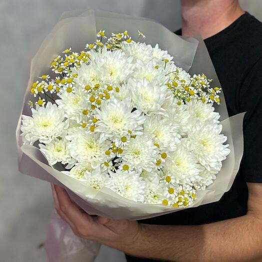 Букет из ромашек и белых кустовых хризантем