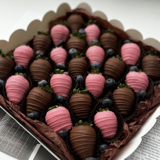 Strawberries in Belgian chocolate with blueberries, a beautiful set of 25-30 pieces