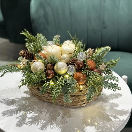 Корзина с новогодним декором, электрической гирляндой и свечами