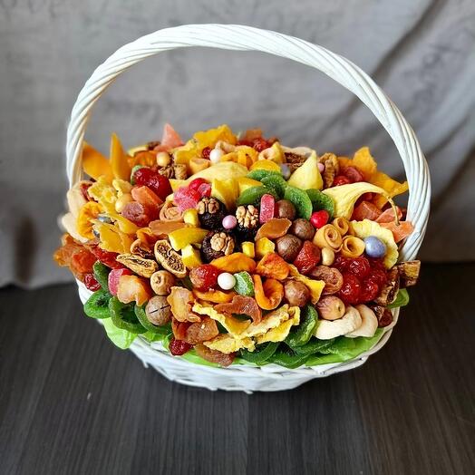 Яркая корзина с сухофруктами