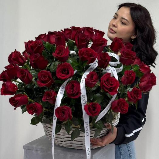 Шикарная корзина из 51 розы с зеленью