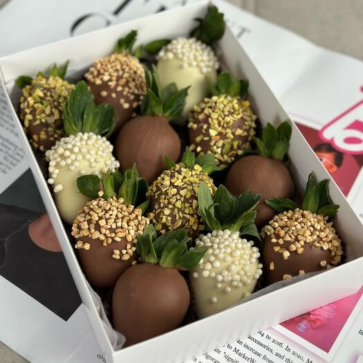 Chocolate-covered strawberries (Belgian white and milk)