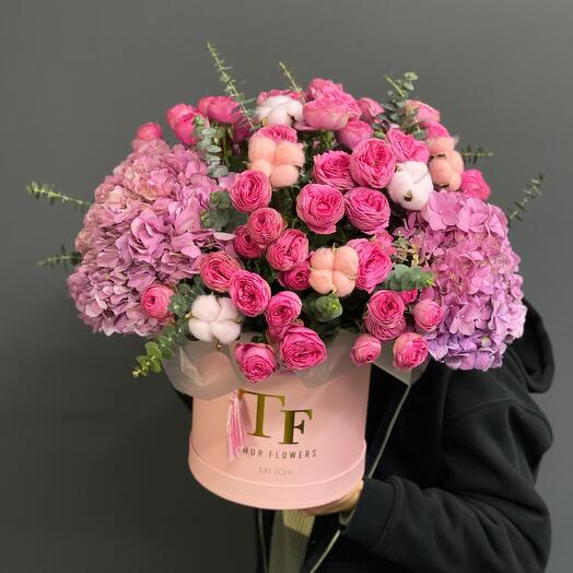 Композиция с Королевскими Гортензиями и пионовидной спрей розой