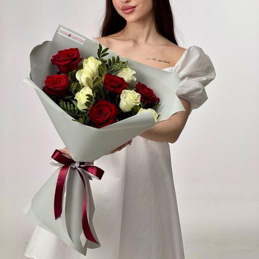 Ramo de rosas blanco y rojo