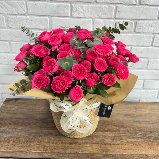 Кашпо из спрей роз и эвкалипта