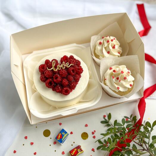 Подарочный набор с мармеладной малинкой и акриловым топпером love в подарок на день влюбленных , 14 февраля