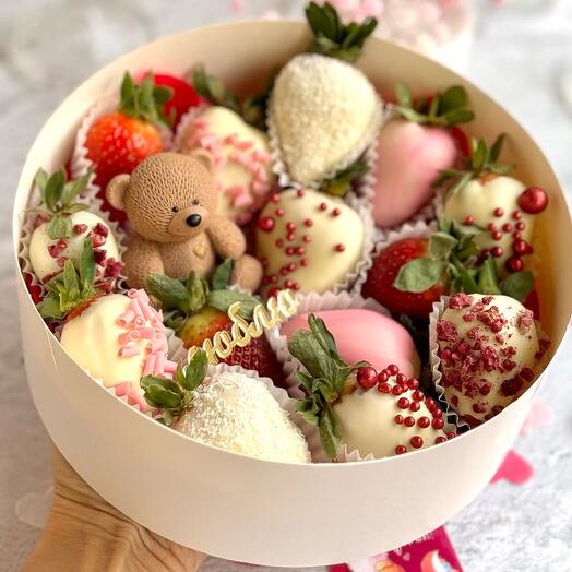 Fresas cubiertas de chocolate con oso de chocolate