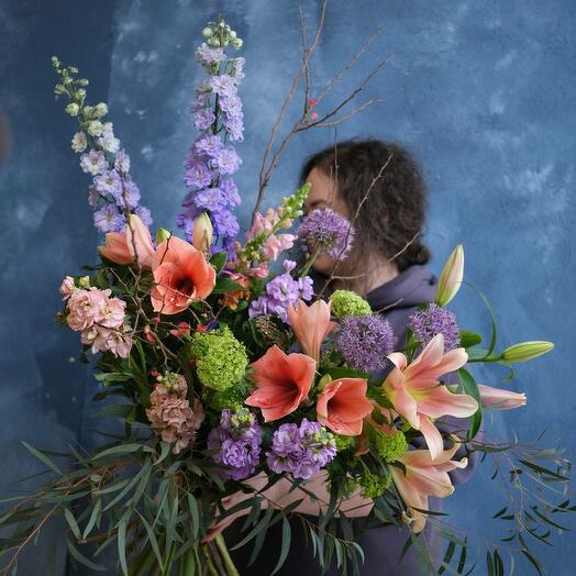 Дельфиниум, сирень, маттиола, амариллисы и цветущие ветви айвы