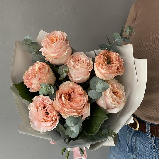 Bouquet of 7 peach peony-shaped roses