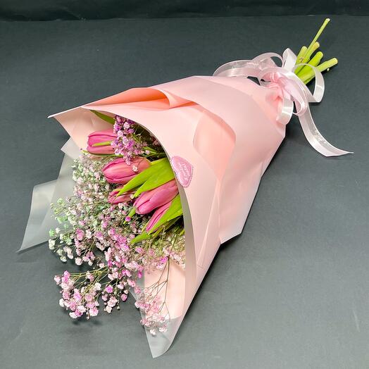 Букет на 14 февраля. Розовые тюльпаны с гипсофилой