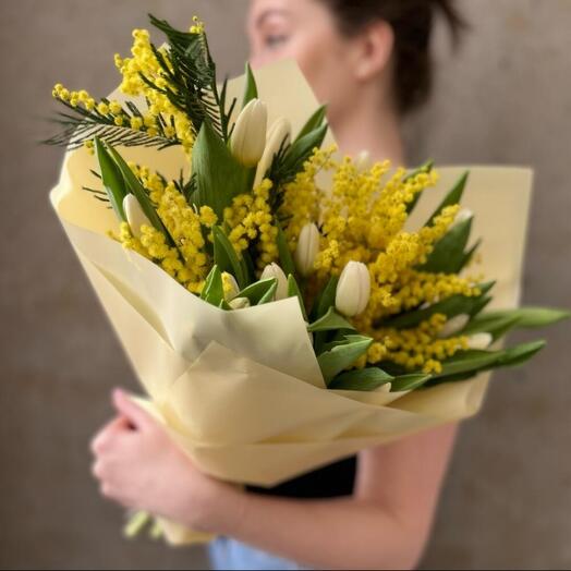 Ароматный букет с мимозой и тюльпанами