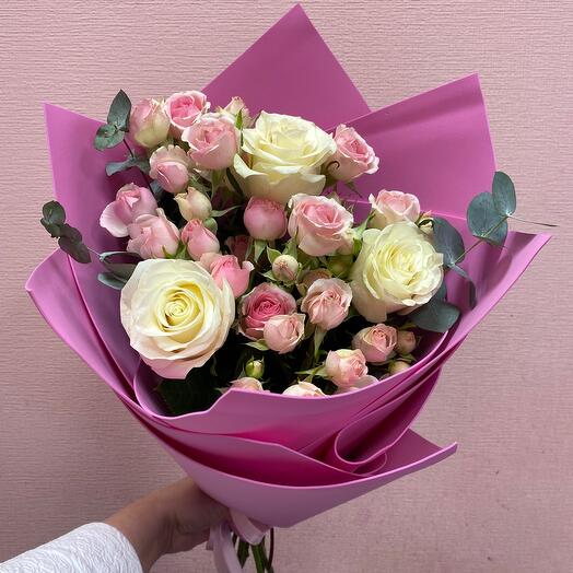 Букет с белой и кустовой розой