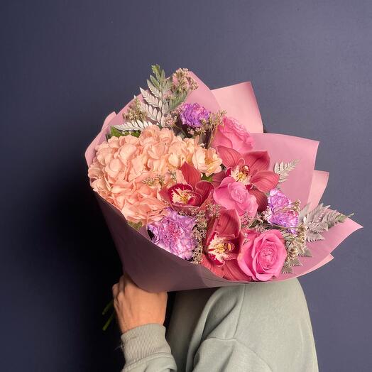 Ramo de complemento de Hortensia y rosa peonía con orquídea Cymbidium