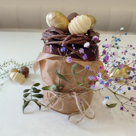 Кулич пасхальный с шоколадными яйцами