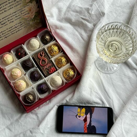 Ассорти  трюфелей в музыкальной шкатулке 
необычный подарок директору, заведующей, классному руководителю