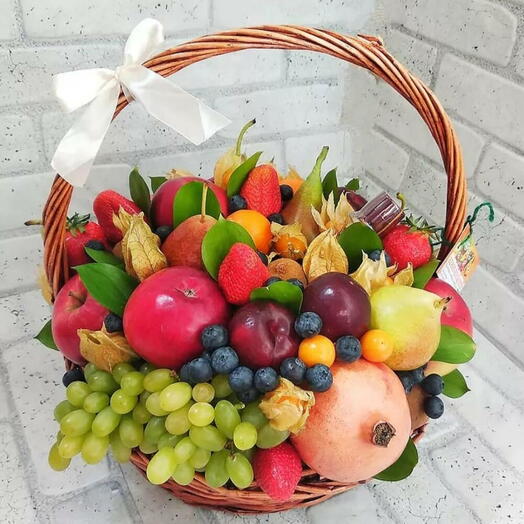 Фруктовая корзина яблоки, сливы, гранат, виноград