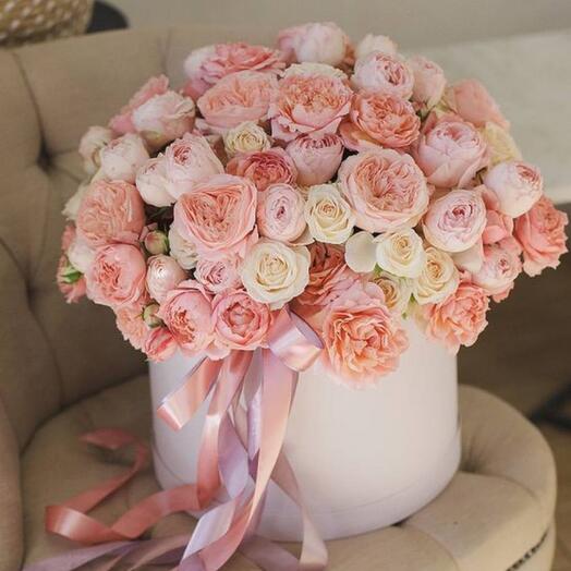 Пионовидные кустовые розы в коробке