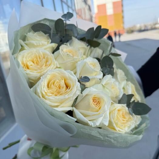 Монобукет с пионовидной розой и эвкалиптом