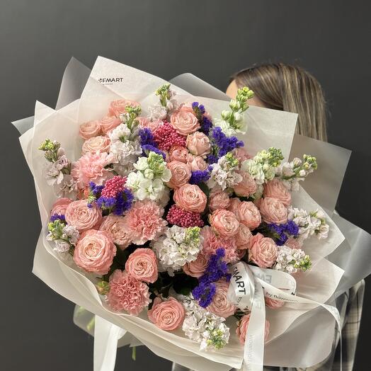 Ramo de mattiola fragante con rosas y Dianthus