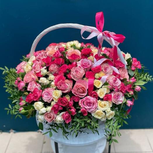Розы в большой плетеной корзине