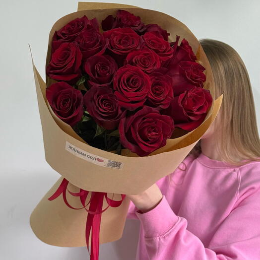 Букет 17 красных роз «Махабаттым»