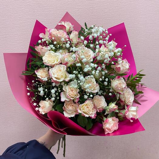 Ramo de rosas con gypsophila