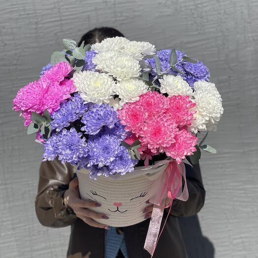 9 кустовых микс хризантем в плетёной корзине