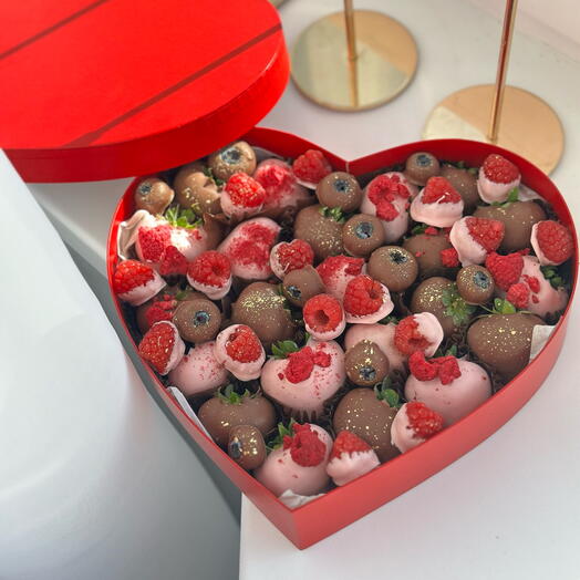 Сердце ♥️ с клубникой и малиной