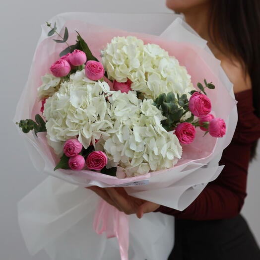 Сборный букет из гортензии и пионовидных кустовых роз