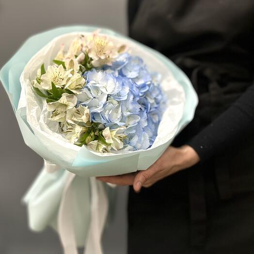 Compliment bouquet with hydrangea