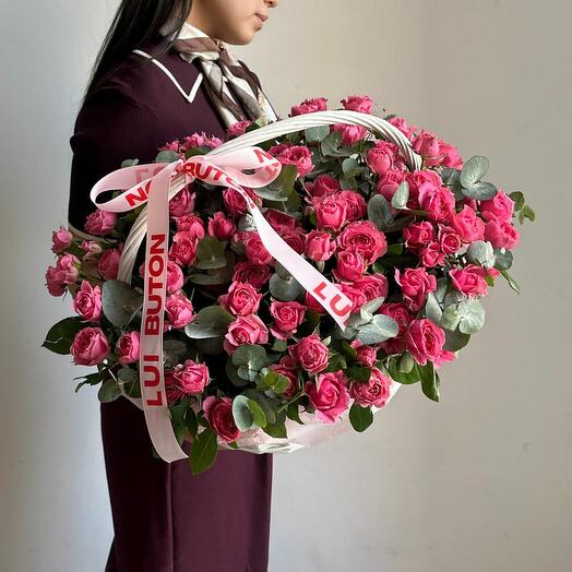 Композиция из кустовых роз, размер M