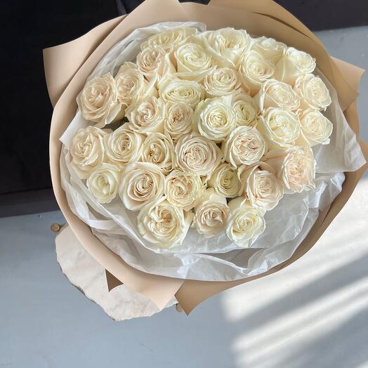 Rosas en forma de peonía con un brote elegante