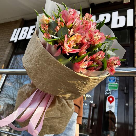 Букет с альстромерией и эвкалиптом