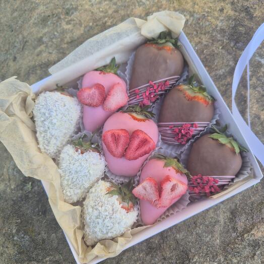 Клубника в шоколаде белом и молочном 9 шт