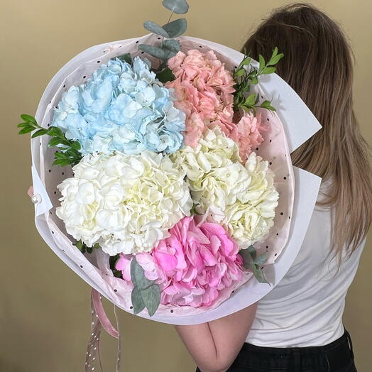 Букет пышных ярких гортензий