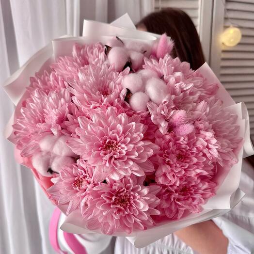 Авторский букет: розовая нежная хризантема, натуральный нежнейший хлопок, лагурус