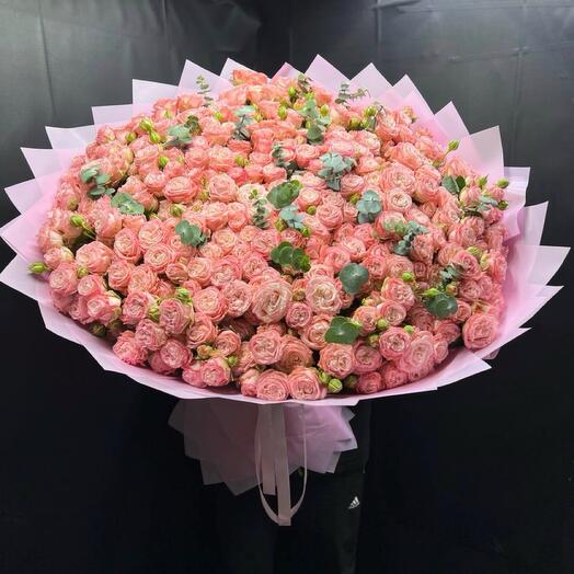 Кустовая пионовидная роза с эвкалиптом