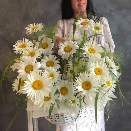 Корзина с ромашкой и зеленью