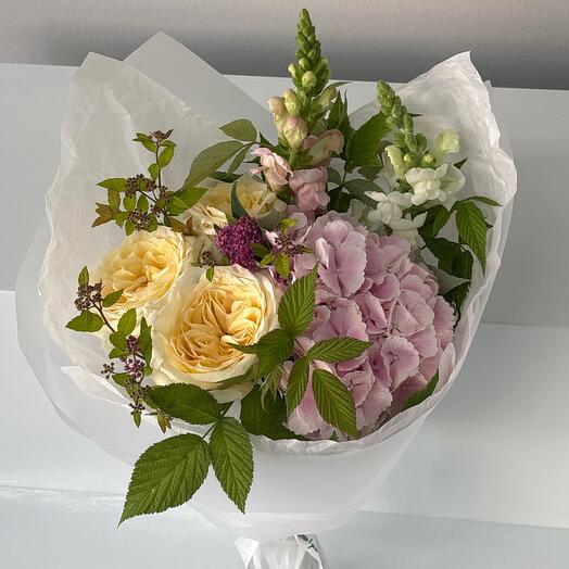 Букет солнечный микс💌 из розовой гортензии, пионовидных роз, львиного зева и сезонной зелени