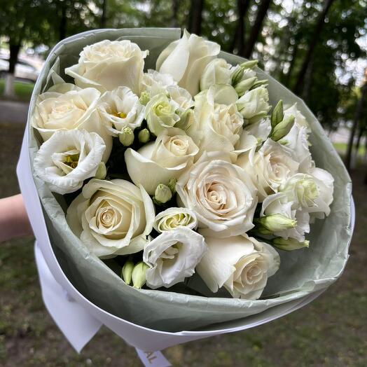 Букет с эустомой и розами