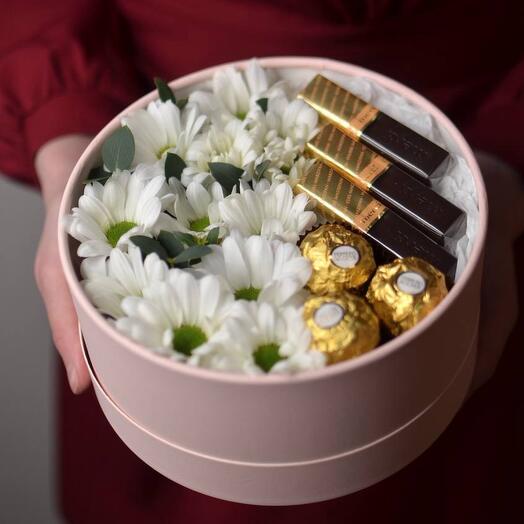 Композиция с конфетами и цветами ( кустовые хризантемы с эвкалиптом )