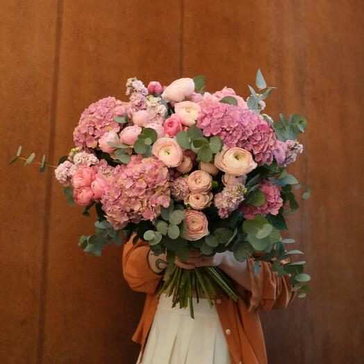 Большой букет с ранункулюсами, маттиолой и пионовидными розами - Розовый букет доставка