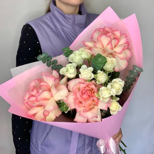 Букет с французскими и кустовыми розами 🩷🤍