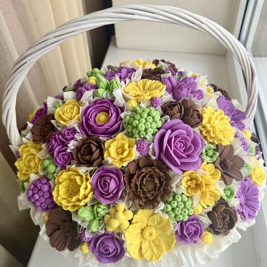 Корзина цветов из молочного и белого шоколада