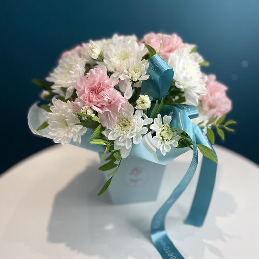 Диантусы с хризантемой в коробке