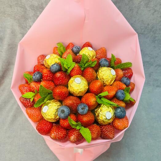 Букет из ароматной клубники и конфет Ferrero Rocher